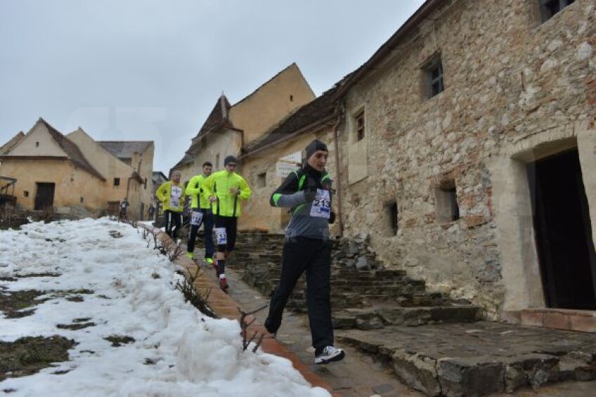 Concurenții de la
Maratonul Zăpezii au
traversat pe traseu
Cetatea Rîșnovului