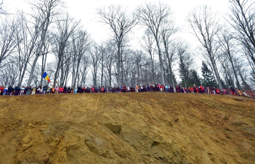 Spectatorii au umplut dealul de lîngă trambuline, asigurînd fondul sonor pentru sărituri // Foto: Cristi Preda