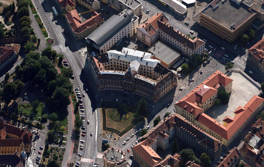 Plasat în apropiere de Piața Sfatului, sediul Primăriei brașovene e locul de unde Liviu Lupu contribuie la alocarea fondurilor pentru Corona, clubul prezidat de el și băgat în afaceri cu firmele sale