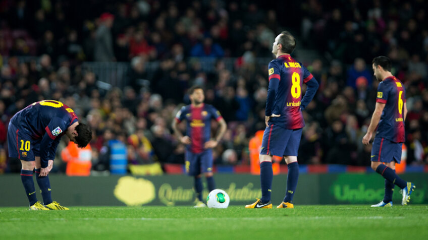 Patru artişti ai Barcelonei sînt dezolaţi. Messi, Iniesta, Xavi şi Dani Alves (în fundal) nu se regăsesc
// Foto: Guliver/GettyImages