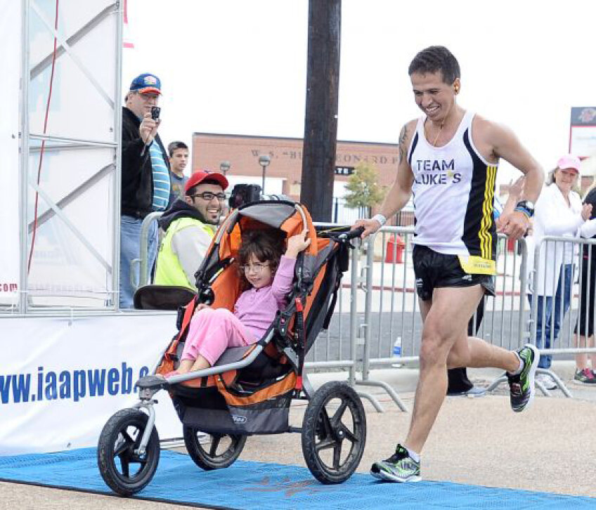 Iram Leon a alergat un maraton întreg cu fetiţa sa într-un cărucior.
