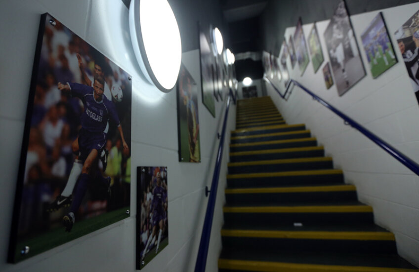 Legătura României cu Chelsea e făcută de Dan Petrescu, ale cărui poze sînt întîlnite la tot pasul la stadionul londonezilor // Foto: Cristi Preda (Londra)