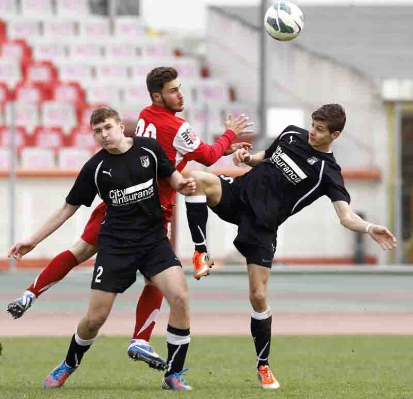 Stănescu (mijloc) a marcat şi el în poarta unei echipe improvizate a Sportului / foto: Ştefan Constantin