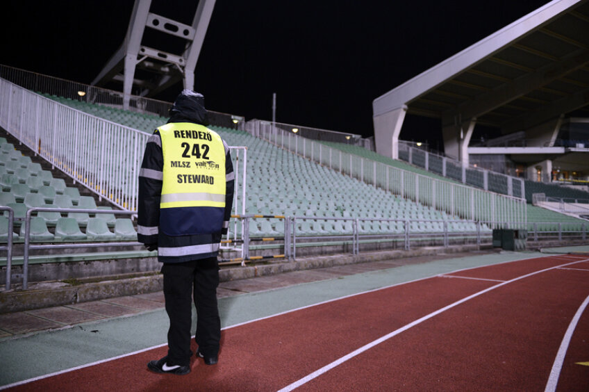 Un om de ordine supraveghează un stadion gol la Ungaria - România