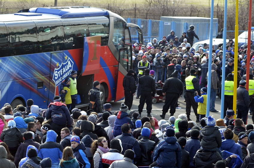 Martie 2013, amical Brăila - Steaua 1-0. Sute de fani brăileni și-au așteptat cuminți idolii, dar aceștia au trecut nepăsători spre autocar