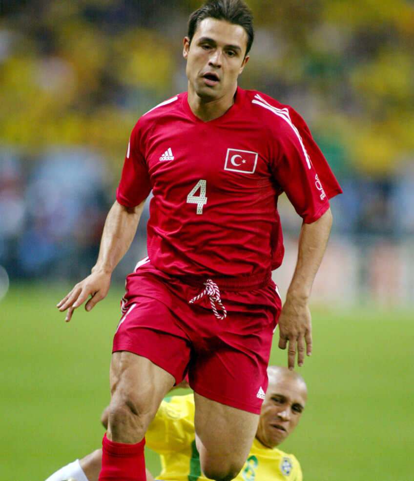 Fatih Akyel, sprintînd irezistibil în faţa lui Roberto Carlos în semifinala CM 2002 cu Brazilia //  Foto: Reuters