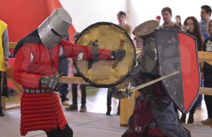 Flash-urile
spectatorilor se
declanșează deseori
pentru a surprinde
show-ul luptătorilor
medievali
Foto: Lorand Vakarcs
