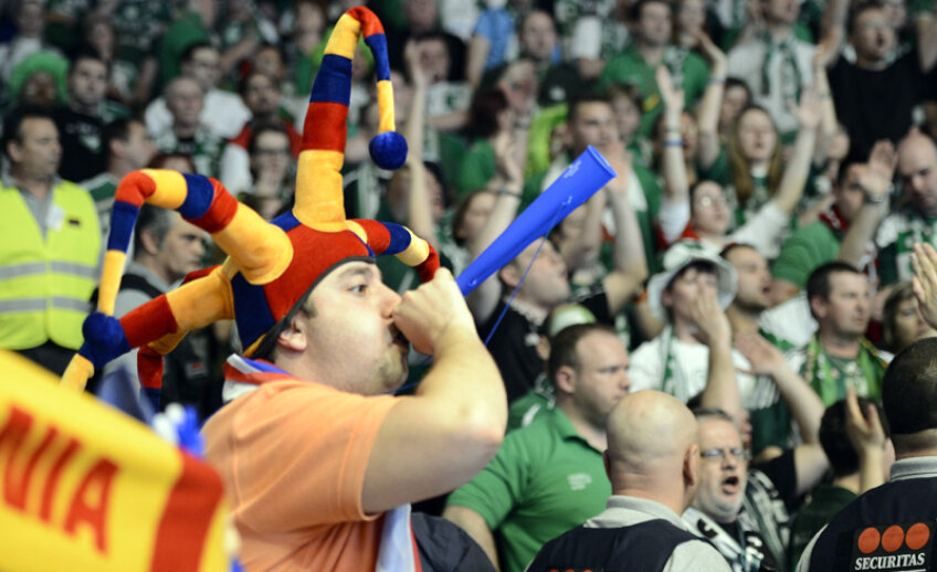 Fanii tricolori au încălzit atmosfera cu trompetele // Foto: Alex Nicodim