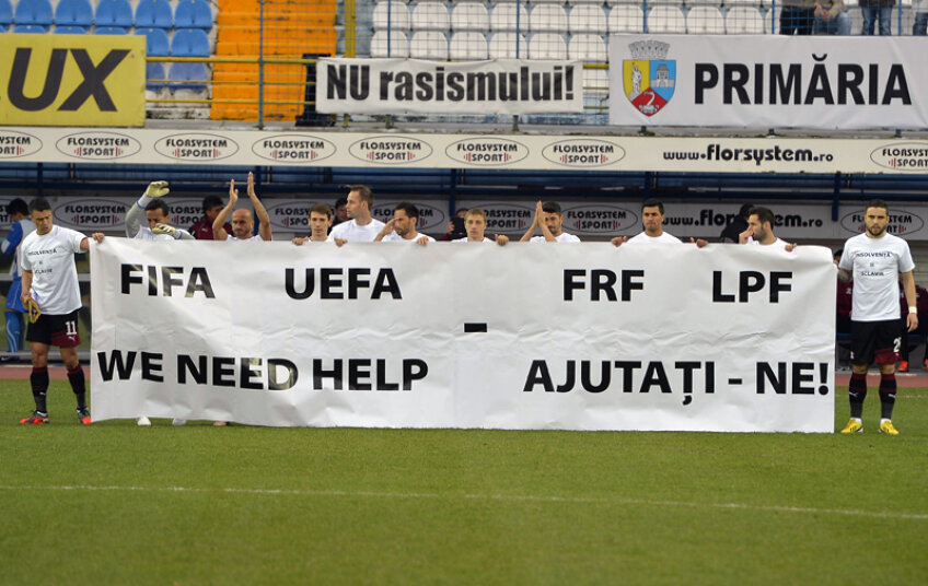 Banner-ul afişat de rapidişti la începutul meciului cu Bistriţa, scor 1-0