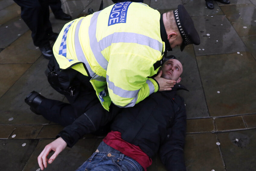 Un suporter al lui Millwall e ajutat de poliţist să-şi revină. E groggy după incidentele din semifinala Cupei Angliei // Foto: Reuters