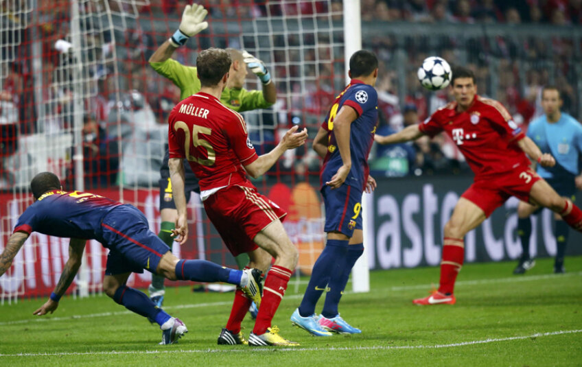 Aflat în poziţie afară din joc, Gomez (dreapta) marchează golul de 2-0. Bayern se detaşa // Foto: Reuters
