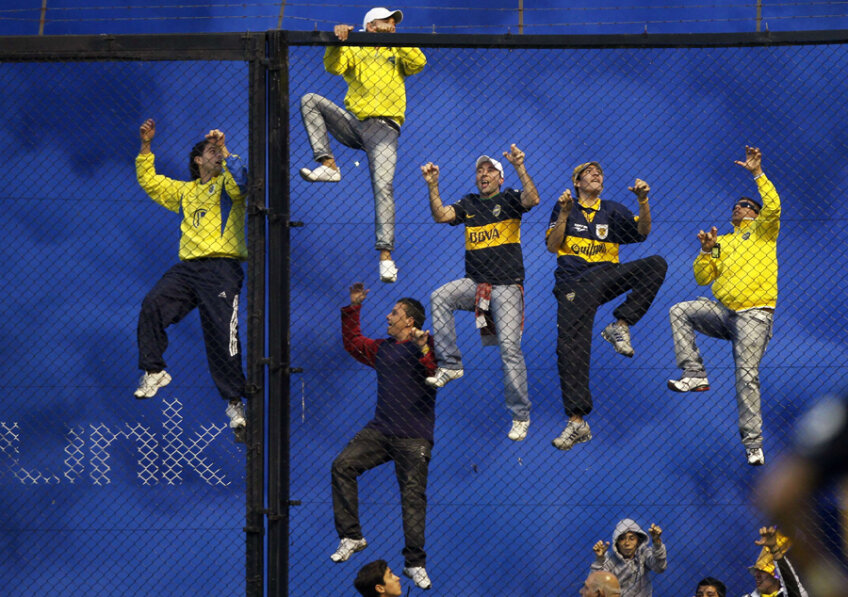 Suporteri? Mai degrabă maimuțe! // Foto: Reuters