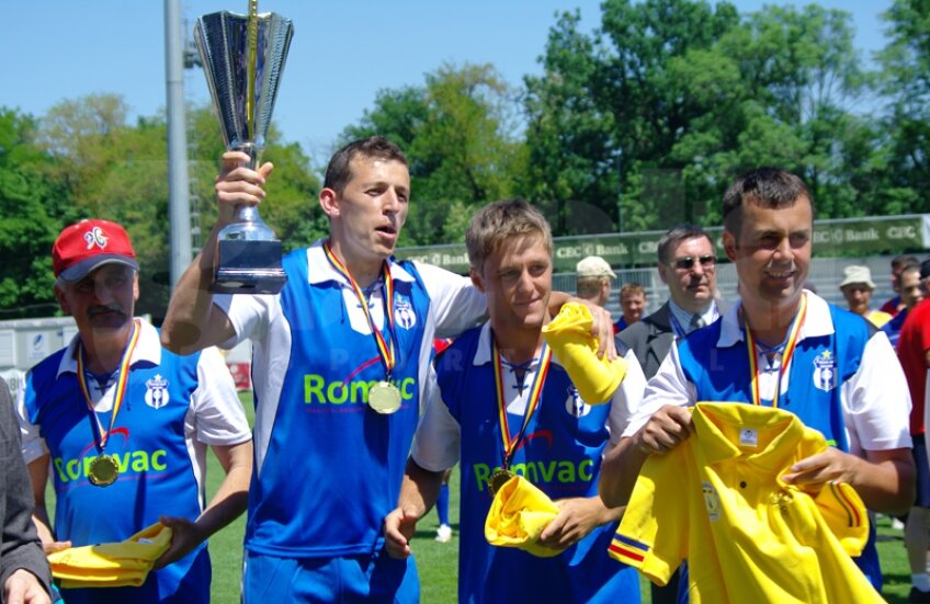 Jucătorii de la Frontiera se bucură de trofeul cîştigat // Foto: Bogdan Fechită