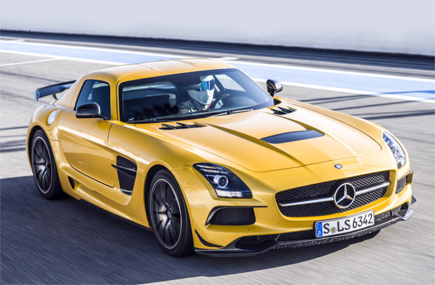 270.000 de euro este preţul estimativ pentru un SLS AMG Black. Maşina are un motor 6.2 litri V8, 630 CP. Ajunge în 3,6 secunde la 100 km/h. Viteza maximă este de 315 km/h