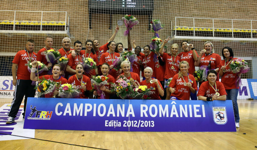 Fetele s-au pozat cu tricourile şi medaliile de campioane // Foto: Marius Ionescu (Rm. Vîlcea)