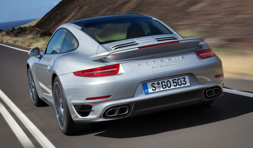 În toate pozele de prezentare a noului model Porsche 911 nu există nici una cu ştergător pentru lunetă. Probabil îi strică un pic liniile frumoase din spate