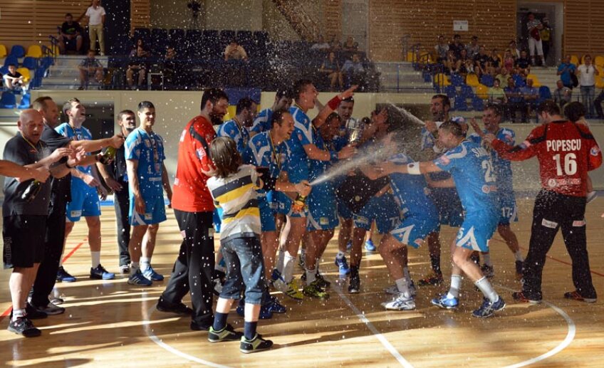 Constănţenii sărbătoresc eventul, bătîndu-se cu şampanie // Foto: Bogdan Bălaş (Braşov)