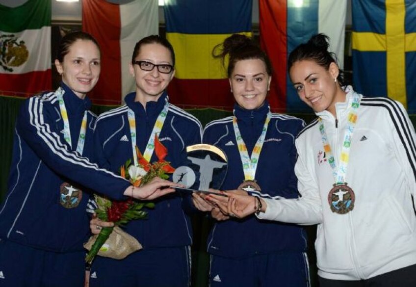 Simona Pop, Ana Brînză, Amalia Tătăran și Maria Udrea (de la
stînga la dreapta) cu trofeul și medaliile de la Rio Foto: Augusto Bizzi