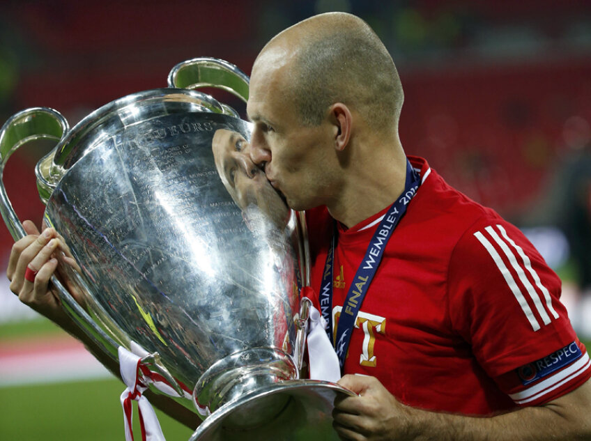 Robben îşi sărută trofeul cucerit după finala cu Dortmund, 2-1
