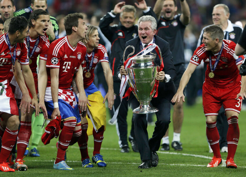 Jupp Heynckes dansează cu trofeul Ligii Campionilor alături de jucătorii săi // Foto: Reuters