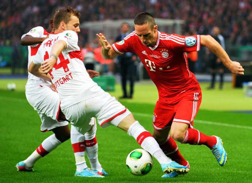 Alex Maxim (stînga) îl atacă hotărît pe Ribery în finala de la Berlin // Foto: Guliver/GettyImages
