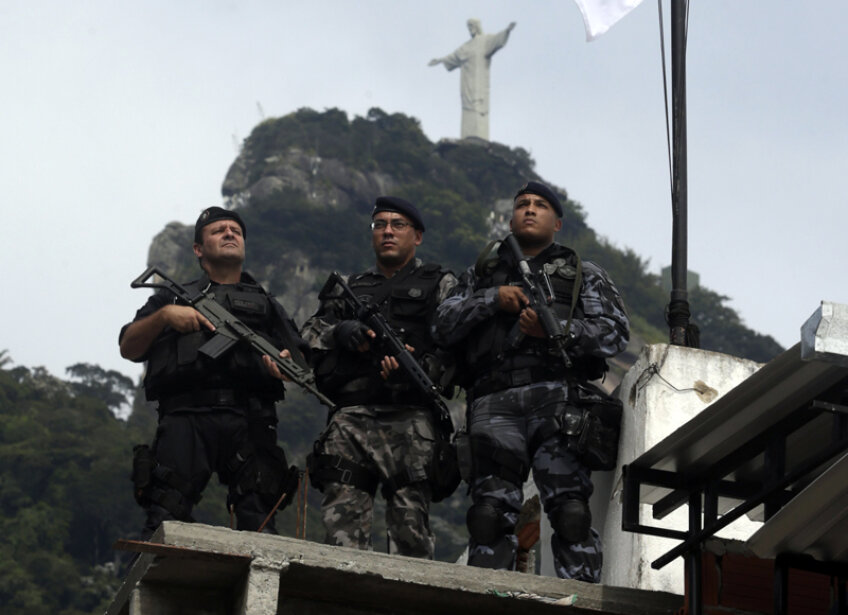 Soldații înarmați vor sta mereu cu ochii în patru în preajma jucătorilor la Rio de Janeiro // Foto: Reuters