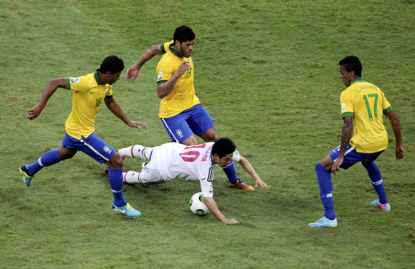Niponul Kagawa anihilat de 3 brazilieni: Paulinho, Hulk şi Gustavo // Foto: Reuters