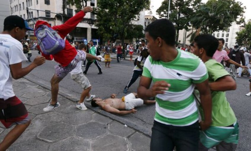 Peste 200 de răniți s-au înregistrat în luptele de stradă de joi de la Rio, Brasilia și Sao Paulo
Foto: Reuters