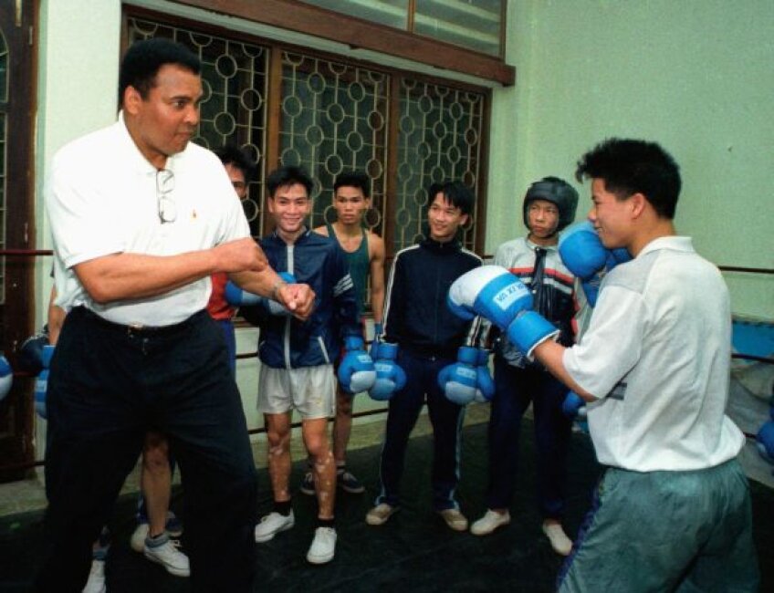 Muhammad Ali, surprins acum cîțiva ani, la Hanoi, predînd lecții de box unor copii a căror țară nu a vrut s-o atace în tinerețe Foto: Reuters