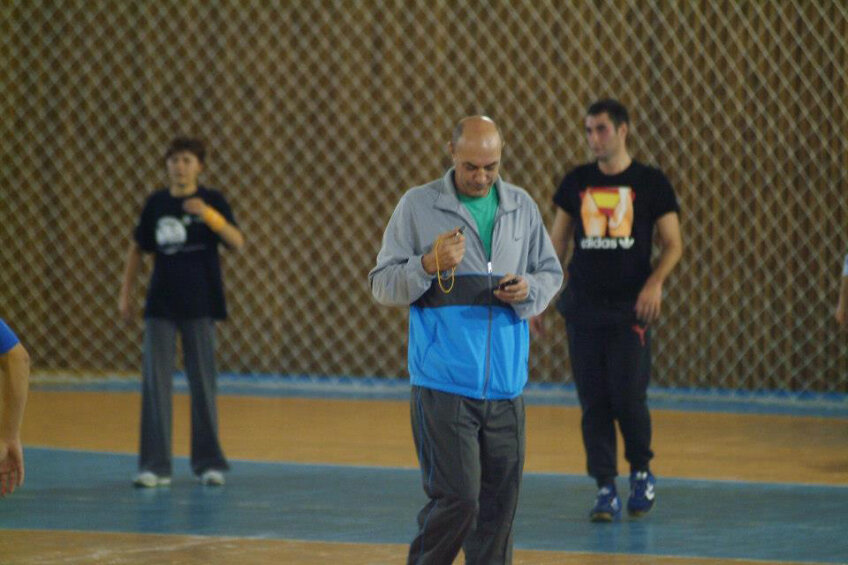 Sabău obişnuia să arbitreze meciuri demonstrative de handbal // Foto: minaur.ro