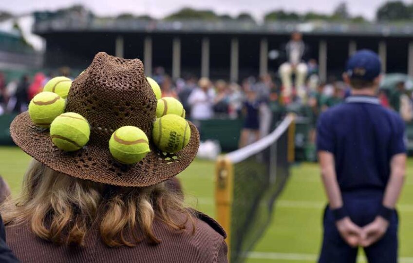 Originalitate. All England Club e singurul loc din lume în care o asemenea pălărie se potriveşte de minune // Foto: Reuters