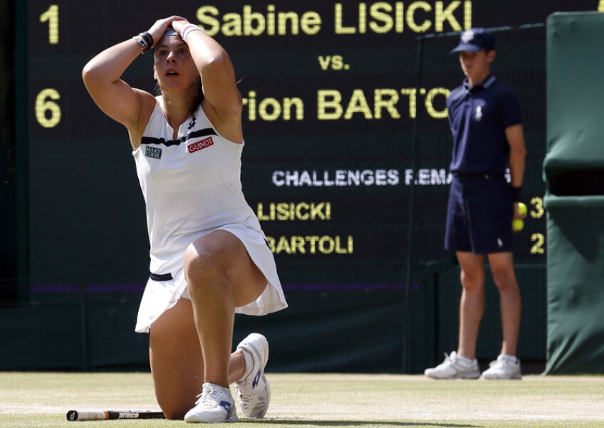 Momentul în care finala feminină se încheie, iar Marion Bartoli cade în genunchi, copleşită de emoţie // Foto: Reuters