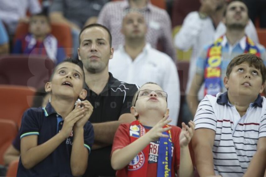 Copiii au privit cu
emoție prezentarea
steliștilor pe cubul
central al stadionului
Foto: rpressport.ro