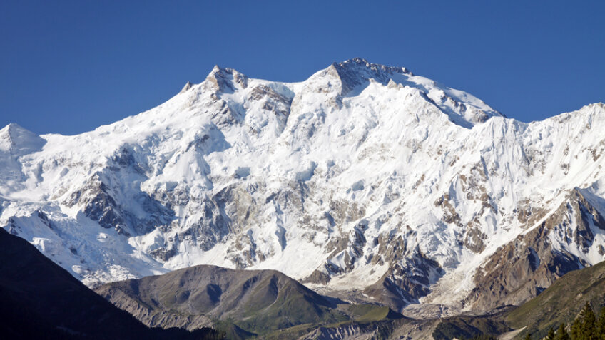 200 de alpinişti au atins vîrful Nanga Parbat, dintre care mai puţin de 20 au urcat pe faţa abruptă Rupal. 61 de căţărători nu s-au mai întors de pe munte