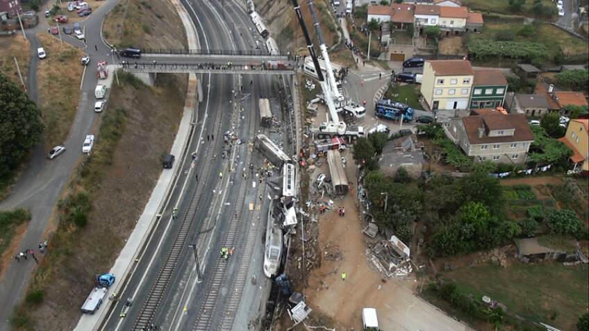 Aceasta este imaginea dezastrului din Galicia. Un tren distrus, cu două locomotive şi 8 vagoane, întins pe sute de metri // Foto: Reuters
