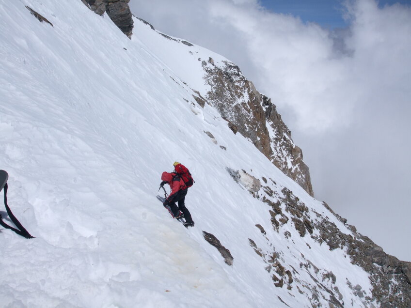 Zsolt Torok în ascensiune între Tabăra 2 (6.000 m) şi Tabăra 3 (6.900 m) // Foto: nangaparbat2013.com