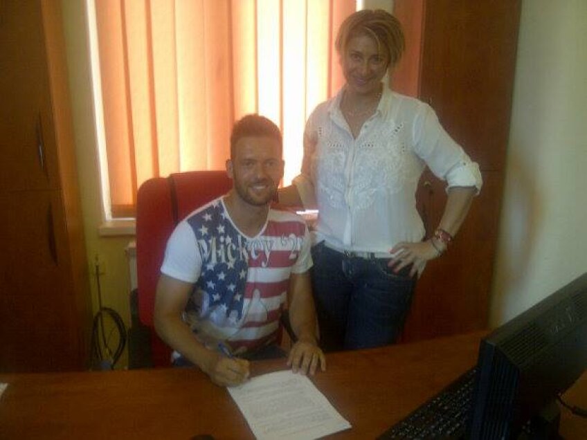 Paulinho, alături de Anamaria Prodan la semnarea contractului foto: facebook