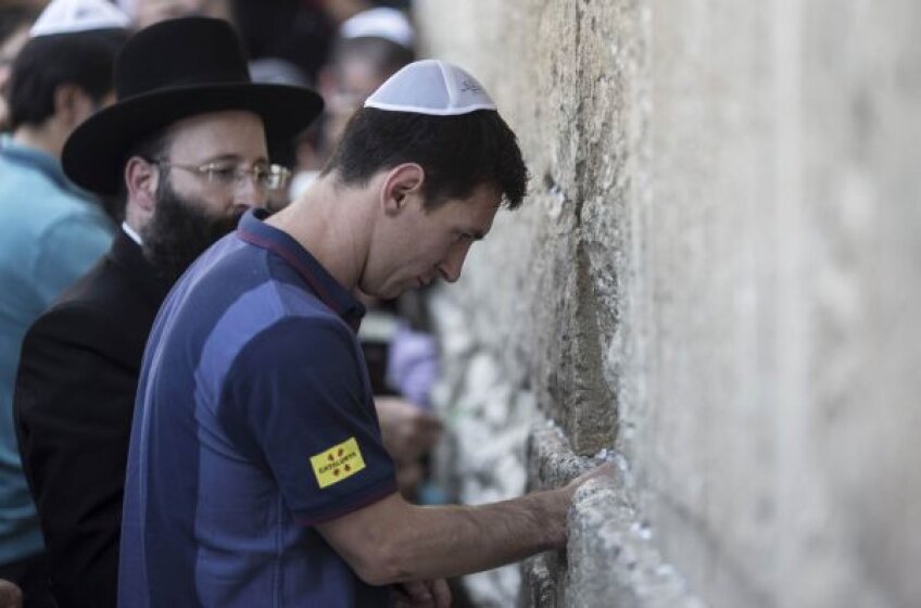 Un evreu ultraortodox
îl urmărește atent pe
Messi la Zidul Plîngerii Foto: Reuters