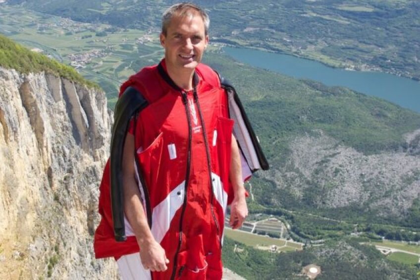 Mark Sutton înainte de un salt de base jumping