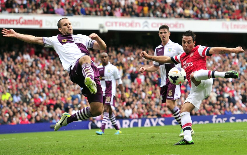 Cazorla, dreapta, mai bifează o ocazie în dreptul lui Arsenal. Vlaar, căpitanul lui Villa, plonjează să-l blocheze // Foto: MediafaxFoto/AFP