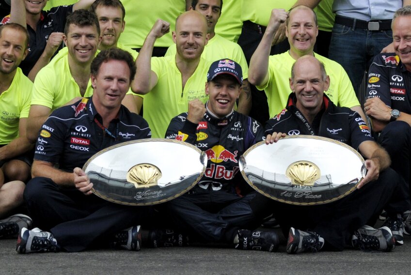 Poză de grup după victoria de la Spa: Vettel, încadrat de Christian Horner (managerul general Red Bull Racing, stînga) şi Adrian Newey (director tehnic)