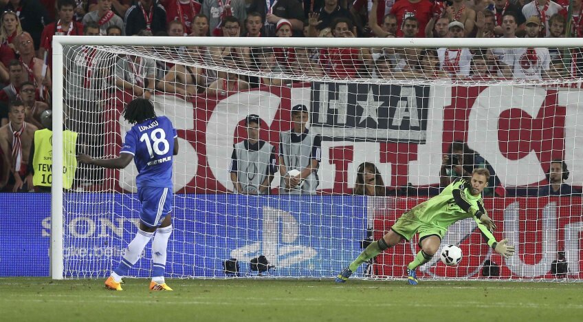 Lukaku s-a oprit înainte să tragă, Neuer a ghicit colțul și Bayern a luat trofeul // Foto: Reuters