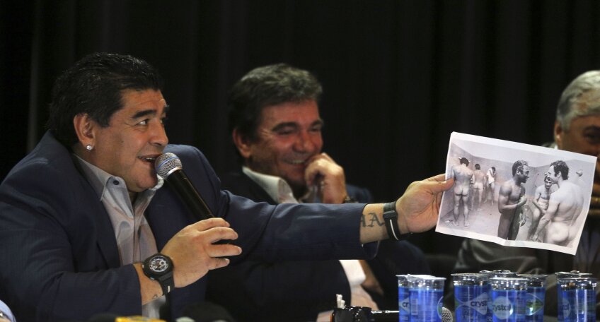 Maradona, arătînd tuturor fotografia cu Pele (stînga) şi Beckenbauer dezbrăcaţi // Foto: Reuters