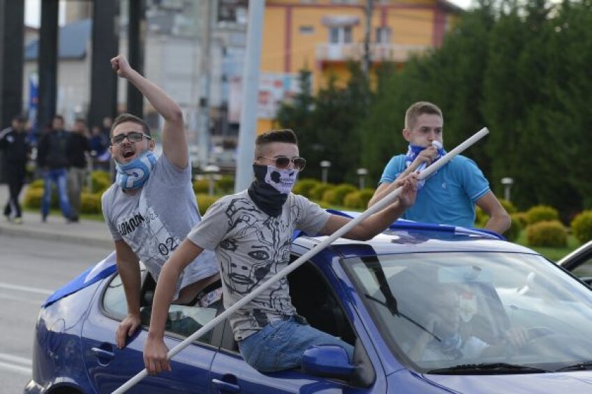 Ultrașii olteni au
escaladat autoturismul
colorat albastru,
precum tricourile
favoriților Foto: Alex Nicodim