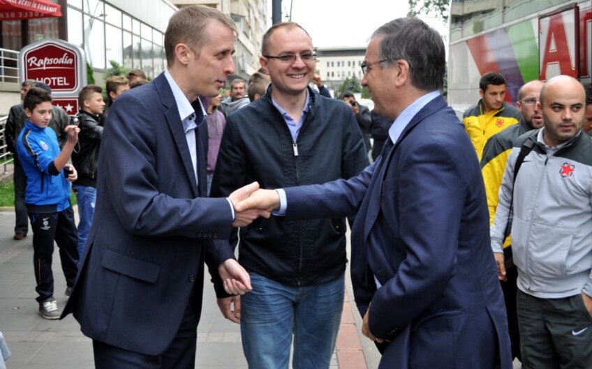 Primarul Botoşaniului (stînga) şi viceprimarul (centru) s-au salutat cu preşedintele Stelei, Valeriu Argăseală // Foto: Ionuț Tăbultoc (Botoșani)