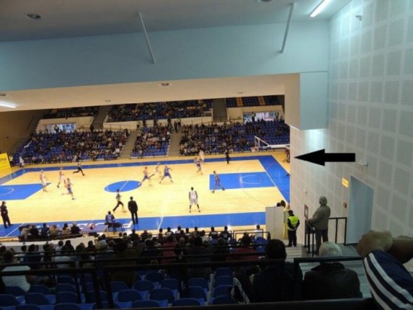 Spectatorii din tribuna nou construită la Sala Olimpia din Ploieşti nu pot vedea poarta din dreapta la un meci de handbal // Foto: observatorulph.ro