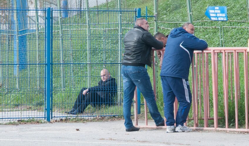 Sătul să i se pună permanent bețe-n roate, Mititelu s-a prăbușit ieri pe iarba de lîngă stadion, unde a zăbovit minute bune, privind în gol // Foto: micapi.ro