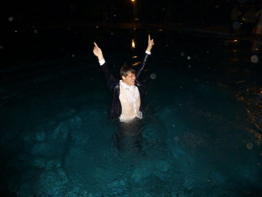 Magnus Carlsen s-a aruncat în piscină în seara în care a cîștigat CM, foto: facebook