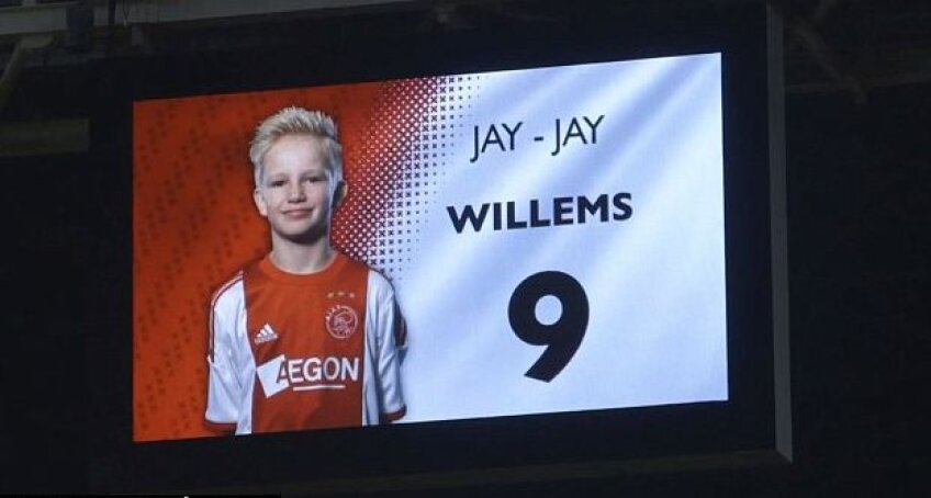 A fost prezentat pe tabeala de pe Amsterdam Arena. FOTO: Captura Youtube