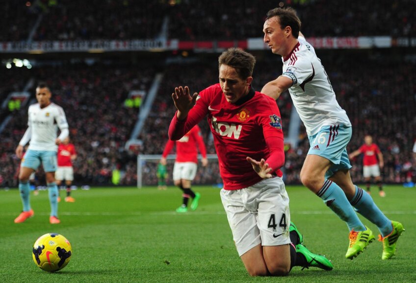 Adnan Januzaj (în roşu), aripa lui Man. United, s-a obişnuit să plonjeze în careu cum simte un adversar în apropierea sa // Foto: Guliver/GettyImages